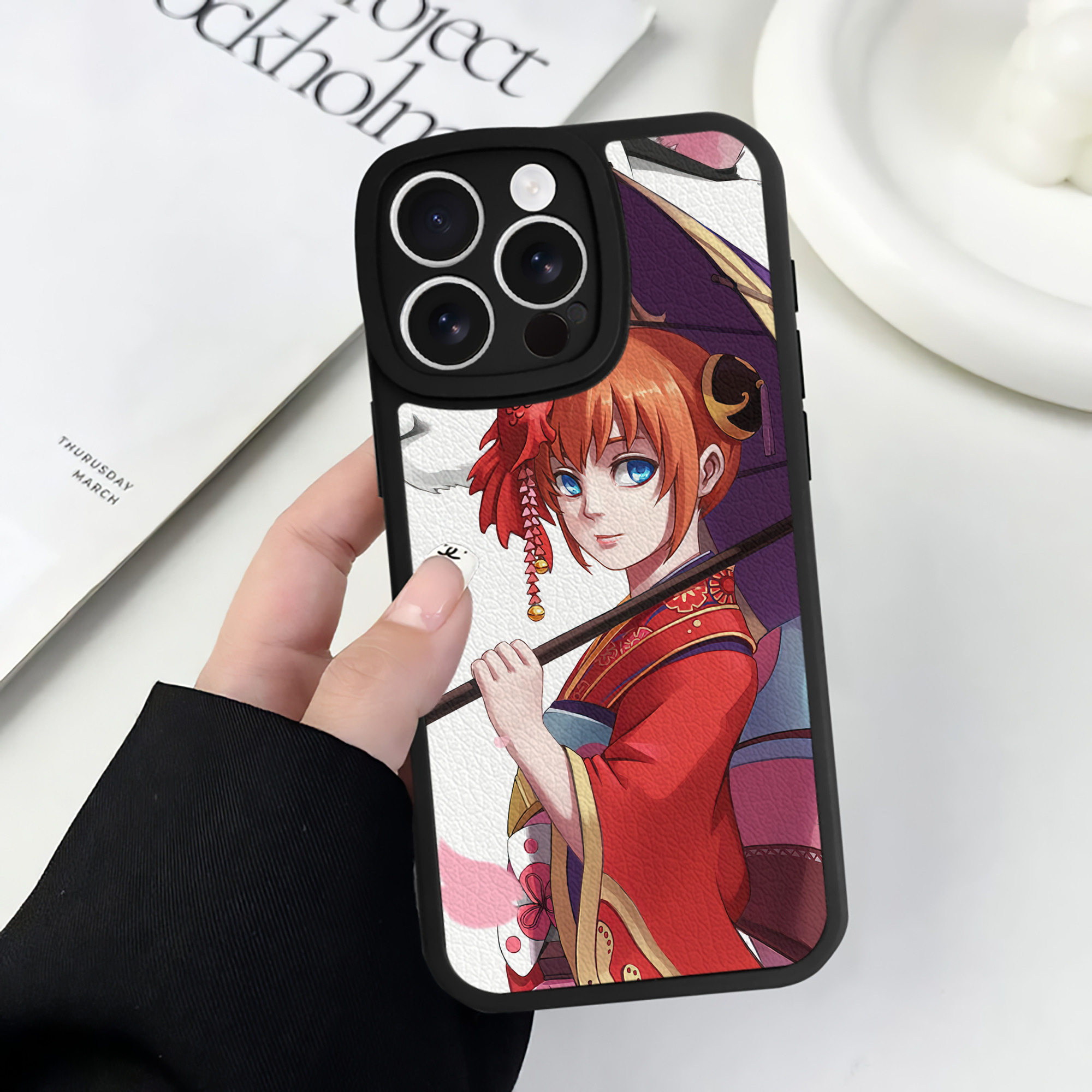 （画像用） ぎんたま 坂田銀時（さかたぎんとき） 神楽 志村新八（しむら しんぱち） GINTAMA Sakata Gintoki Kagura Shimura Shinpachi 【iPhone 16シリーズ対応】シリコンスマホケース（レザー調） 材質：シリコン